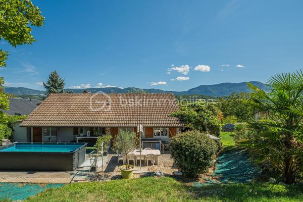 Vous recherchez une maison de plain-pied avec 3 chambres, un grand extérieur et de belles possibilités pour l’avenir ?

Découvrez cette maison de plain-pied d’environ 75 m², implantée sur une généreuse parcelle d’environ 1 610 m² située en zone constructible.

Fonctionnelle et agréable à vivre, elle se compose d’une entrée desservant trois chambres, une salle d’eau et un WC indépendant.
Côté jour, vous profiterez d’une cuisine indépendante ainsi que d’un séjour / salle à manger lumineux. La cuisine offre un accès direct à la terrasse et au jardin clos exposés Ouest, idéal pour profiter des beaux jours et des fins de journée en extérieur.

La maison offre également la possibilité d’être personnalisée selon vos envies. La salle d’eau est à rénover et quelques petites finitions sont à prévoir, permettant aux futurs propriétaires d’apporter progressivement leur touche personnelle.

À l’extérieur, la parcelle d’environ 1 610 m² constitue un véritable atout. Située en zone constructible, elle offre un beau potentiel pour envisager différents projets et faire évoluer le bien dans le temps, sous réserve des règles d’urbanisme et autorisations applicables.

Un garage privatif complète l’ensemble.

Vous apprécierez également la vue dégagée ainsi que la proximité des écoles, commerces, pharmacie et autres commodités du quotidien.
Une maison de plain-pied fonctionnelle, avec 3 chambres, un grand jardin et un beau potentiel, idéale pour profiter d’un cadre de vie agréable tout en restant proche des commodités.

À découvrir !