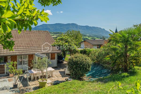 Vous recherchez une maison de plain-pied avec 3 chambres, un grand extérieur et de belles possibilités pour l’avenir ?

Découvrez cette maison de plain-pied d’environ 75 m², implantée sur une généreuse parcelle d’environ 1 610 m² située en zone constructible.

Fonctionnelle et agréable à vivre, elle se compose d’une entrée desservant trois chambres, une salle d’eau et un WC indépendant.
Côté jour, vous profiterez d’une cuisine indépendante ainsi que d’un séjour / salle à manger lumineux. La cuisine offre un accès direct à la terrasse et au jardin clos exposés Ouest, idéal pour profiter des beaux jours et des fins de journée en extérieur.

La maison offre également la possibilité d’être personnalisée selon vos envies. La salle d’eau est à rénover et quelques petites finitions sont à prévoir, permettant aux futurs propriétaires d’apporter progressivement leur touche personnelle.

À l’extérieur, la parcelle d’environ 1 610 m² constitue un véritable atout. Située en zone constructible, elle offre un beau potentiel pour envisager différents projets et faire évoluer le bien dans le temps, sous réserve des règles d’urbanisme et autorisations applicables.

Un garage privatif complète l’ensemble.

Vous apprécierez également la vue dégagée ainsi que la proximité des écoles, commerces, pharmacie et autres commodités du quotidien.
Une maison de plain-pied fonctionnelle, avec 3 chambres, un grand jardin et un beau potentiel, idéale pour profiter d’un cadre de vie agréable tout en restant proche des commodités.

À découvrir !