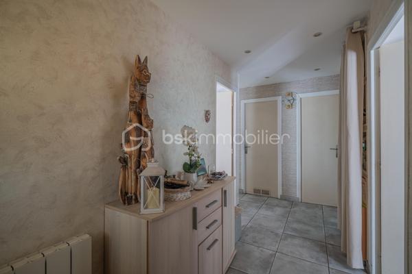 Vous recherchez une maison de plain-pied avec 3 chambres, un grand extérieur et de belles possibilités pour l’avenir ?

Découvrez cette maison de plain-pied d’environ 75 m², implantée sur une généreuse parcelle d’environ 1 610 m² située en zone constructible.

Fonctionnelle et agréable à vivre, elle se compose d’une entrée desservant trois chambres, une salle d’eau et un WC indépendant.
Côté jour, vous profiterez d’une cuisine indépendante ainsi que d’un séjour / salle à manger lumineux. La cuisine offre un accès direct à la terrasse et au jardin clos exposés Ouest, idéal pour profiter des beaux jours et des fins de journée en extérieur.

La maison offre également la possibilité d’être personnalisée selon vos envies. La salle d’eau est à rénover et quelques petites finitions sont à prévoir, permettant aux futurs propriétaires d’apporter progressivement leur touche personnelle.

À l’extérieur, la parcelle d’environ 1 610 m² constitue un véritable atout. Située en zone constructible, elle offre un beau potentiel pour envisager différents projets et faire évoluer le bien dans le temps, sous réserve des règles d’urbanisme et autorisations applicables.

Un garage privatif complète l’ensemble.

Vous apprécierez également la vue dégagée ainsi que la proximité des écoles, commerces, pharmacie et autres commodités du quotidien.
Une maison de plain-pied fonctionnelle, avec 3 chambres, un grand jardin et un beau potentiel, idéale pour profiter d’un cadre de vie agréable tout en restant proche des commodités.

À découvrir !
