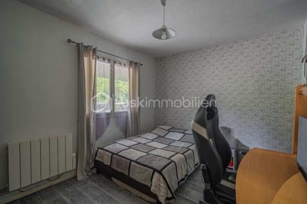 Vous recherchez une maison de plain-pied avec 3 chambres, un grand extérieur et de belles possibilités pour l’avenir ?

Découvrez cette maison de plain-pied d’environ 75 m², implantée sur une généreuse parcelle d’environ 1 610 m² située en zone constructible.

Fonctionnelle et agréable à vivre, elle se compose d’une entrée desservant trois chambres, une salle d’eau et un WC indépendant.
Côté jour, vous profiterez d’une cuisine indépendante ainsi que d’un séjour / salle à manger lumineux. La cuisine offre un accès direct à la terrasse et au jardin clos exposés Ouest, idéal pour profiter des beaux jours et des fins de journée en extérieur.

La maison offre également la possibilité d’être personnalisée selon vos envies. La salle d’eau est à rénover et quelques petites finitions sont à prévoir, permettant aux futurs propriétaires d’apporter progressivement leur touche personnelle.

À l’extérieur, la parcelle d’environ 1 610 m² constitue un véritable atout. Située en zone constructible, elle offre un beau potentiel pour envisager différents projets et faire évoluer le bien dans le temps, sous réserve des règles d’urbanisme et autorisations applicables.

Un garage privatif complète l’ensemble.

Vous apprécierez également la vue dégagée ainsi que la proximité des écoles, commerces, pharmacie et autres commodités du quotidien.
Une maison de plain-pied fonctionnelle, avec 3 chambres, un grand jardin et un beau potentiel, idéale pour profiter d’un cadre de vie agréable tout en restant proche des commodités.

À découvrir !