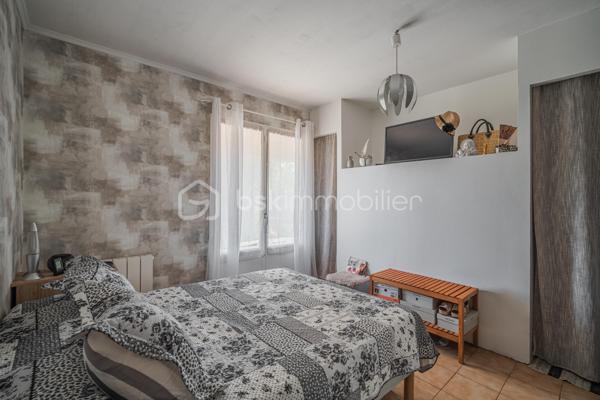 Vous recherchez une maison de plain-pied avec 3 chambres, un grand extérieur et de belles possibilités pour l’avenir ?

Découvrez cette maison de plain-pied d’environ 75 m², implantée sur une généreuse parcelle d’environ 1 610 m² située en zone constructible.

Fonctionnelle et agréable à vivre, elle se compose d’une entrée desservant trois chambres, une salle d’eau et un WC indépendant.
Côté jour, vous profiterez d’une cuisine indépendante ainsi que d’un séjour / salle à manger lumineux. La cuisine offre un accès direct à la terrasse et au jardin clos exposés Ouest, idéal pour profiter des beaux jours et des fins de journée en extérieur.

La maison offre également la possibilité d’être personnalisée selon vos envies. La salle d’eau est à rénover et quelques petites finitions sont à prévoir, permettant aux futurs propriétaires d’apporter progressivement leur touche personnelle.

À l’extérieur, la parcelle d’environ 1 610 m² constitue un véritable atout. Située en zone constructible, elle offre un beau potentiel pour envisager différents projets et faire évoluer le bien dans le temps, sous réserve des règles d’urbanisme et autorisations applicables.

Un garage privatif complète l’ensemble.

Vous apprécierez également la vue dégagée ainsi que la proximité des écoles, commerces, pharmacie et autres commodités du quotidien.
Une maison de plain-pied fonctionnelle, avec 3 chambres, un grand jardin et un beau potentiel, idéale pour profiter d’un cadre de vie agréable tout en restant proche des commodités.

À découvrir !