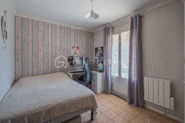 Vous recherchez une maison de plain-pied avec 3 chambres, un grand extérieur et de belles possibilités pour l’avenir ?

Découvrez cette maison de plain-pied d’environ 75 m², implantée sur une généreuse parcelle d’environ 1 610 m² située en zone constructible.

Fonctionnelle et agréable à vivre, elle se compose d’une entrée desservant trois chambres, une salle d’eau et un WC indépendant.
Côté jour, vous profiterez d’une cuisine indépendante ainsi que d’un séjour / salle à manger lumineux. La cuisine offre un accès direct à la terrasse et au jardin clos exposés Ouest, idéal pour profiter des beaux jours et des fins de journée en extérieur.

La maison offre également la possibilité d’être personnalisée selon vos envies. La salle d’eau est à rénover et quelques petites finitions sont à prévoir, permettant aux futurs propriétaires d’apporter progressivement leur touche personnelle.

À l’extérieur, la parcelle d’environ 1 610 m² constitue un véritable atout. Située en zone constructible, elle offre un beau potentiel pour envisager différents projets et faire évoluer le bien dans le temps, sous réserve des règles d’urbanisme et autorisations applicables.

Un garage privatif complète l’ensemble.

Vous apprécierez également la vue dégagée ainsi que la proximité des écoles, commerces, pharmacie et autres commodités du quotidien.
Une maison de plain-pied fonctionnelle, avec 3 chambres, un grand jardin et un beau potentiel, idéale pour profiter d’un cadre de vie agréable tout en restant proche des commodités.

À découvrir !