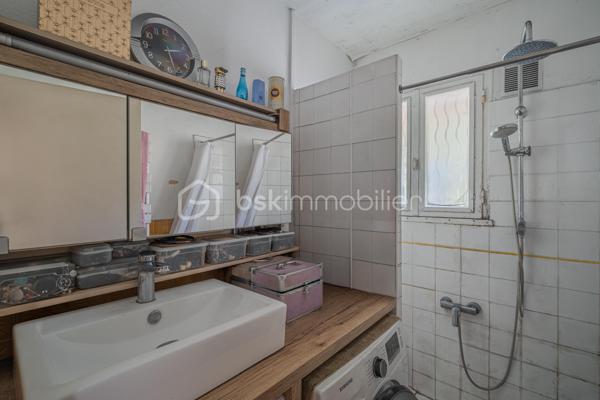 Vous recherchez une maison de plain-pied avec 3 chambres, un grand extérieur et de belles possibilités pour l’avenir ?

Découvrez cette maison de plain-pied d’environ 75 m², implantée sur une généreuse parcelle d’environ 1 610 m² située en zone constructible.

Fonctionnelle et agréable à vivre, elle se compose d’une entrée desservant trois chambres, une salle d’eau et un WC indépendant.
Côté jour, vous profiterez d’une cuisine indépendante ainsi que d’un séjour / salle à manger lumineux. La cuisine offre un accès direct à la terrasse et au jardin clos exposés Ouest, idéal pour profiter des beaux jours et des fins de journée en extérieur.

La maison offre également la possibilité d’être personnalisée selon vos envies. La salle d’eau est à rénover et quelques petites finitions sont à prévoir, permettant aux futurs propriétaires d’apporter progressivement leur touche personnelle.

À l’extérieur, la parcelle d’environ 1 610 m² constitue un véritable atout. Située en zone constructible, elle offre un beau potentiel pour envisager différents projets et faire évoluer le bien dans le temps, sous réserve des règles d’urbanisme et autorisations applicables.

Un garage privatif complète l’ensemble.

Vous apprécierez également la vue dégagée ainsi que la proximité des écoles, commerces, pharmacie et autres commodités du quotidien.
Une maison de plain-pied fonctionnelle, avec 3 chambres, un grand jardin et un beau potentiel, idéale pour profiter d’un cadre de vie agréable tout en restant proche des commodités.

À découvrir !