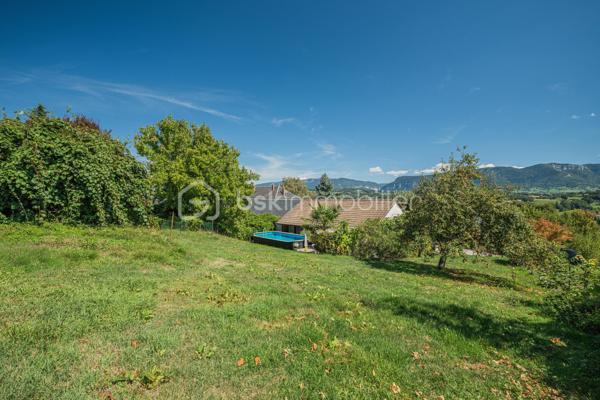 Vous recherchez une maison de plain-pied avec 3 chambres, un grand extérieur et de belles possibilités pour l’avenir ?

Découvrez cette maison de plain-pied d’environ 75 m², implantée sur une généreuse parcelle d’environ 1 610 m² située en zone constructible.

Fonctionnelle et agréable à vivre, elle se compose d’une entrée desservant trois chambres, une salle d’eau et un WC indépendant.
Côté jour, vous profiterez d’une cuisine indépendante ainsi que d’un séjour / salle à manger lumineux. La cuisine offre un accès direct à la terrasse et au jardin clos exposés Ouest, idéal pour profiter des beaux jours et des fins de journée en extérieur.

La maison offre également la possibilité d’être personnalisée selon vos envies. La salle d’eau est à rénover et quelques petites finitions sont à prévoir, permettant aux futurs propriétaires d’apporter progressivement leur touche personnelle.

À l’extérieur, la parcelle d’environ 1 610 m² constitue un véritable atout. Située en zone constructible, elle offre un beau potentiel pour envisager différents projets et faire évoluer le bien dans le temps, sous réserve des règles d’urbanisme et autorisations applicables.

Un garage privatif complète l’ensemble.

Vous apprécierez également la vue dégagée ainsi que la proximité des écoles, commerces, pharmacie et autres commodités du quotidien.
Une maison de plain-pied fonctionnelle, avec 3 chambres, un grand jardin et un beau potentiel, idéale pour profiter d’un cadre de vie agréable tout en restant proche des commodités.

À découvrir !