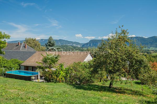Vous recherchez une maison de plain-pied avec 3 chambres, un grand extérieur et de belles possibilités pour l’avenir ?

Découvrez cette maison de plain-pied d’environ 75 m², implantée sur une généreuse parcelle d’environ 1 610 m² située en zone constructible.

Fonctionnelle et agréable à vivre, elle se compose d’une entrée desservant trois chambres, une salle d’eau et un WC indépendant.
Côté jour, vous profiterez d’une cuisine indépendante ainsi que d’un séjour / salle à manger lumineux. La cuisine offre un accès direct à la terrasse et au jardin clos exposés Ouest, idéal pour profiter des beaux jours et des fins de journée en extérieur.

La maison offre également la possibilité d’être personnalisée selon vos envies. La salle d’eau est à rénover et quelques petites finitions sont à prévoir, permettant aux futurs propriétaires d’apporter progressivement leur touche personnelle.

À l’extérieur, la parcelle d’environ 1 610 m² constitue un véritable atout. Située en zone constructible, elle offre un beau potentiel pour envisager différents projets et faire évoluer le bien dans le temps, sous réserve des règles d’urbanisme et autorisations applicables.

Un garage privatif complète l’ensemble.

Vous apprécierez également la vue dégagée ainsi que la proximité des écoles, commerces, pharmacie et autres commodités du quotidien.
Une maison de plain-pied fonctionnelle, avec 3 chambres, un grand jardin et un beau potentiel, idéale pour profiter d’un cadre de vie agréable tout en restant proche des commodités.

À découvrir !