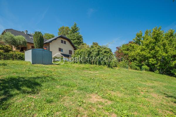 Vous recherchez une maison de plain-pied avec 3 chambres, un grand extérieur et de belles possibilités pour l’avenir ?

Découvrez cette maison de plain-pied d’environ 75 m², implantée sur une généreuse parcelle d’environ 1 610 m² située en zone constructible.

Fonctionnelle et agréable à vivre, elle se compose d’une entrée desservant trois chambres, une salle d’eau et un WC indépendant.
Côté jour, vous profiterez d’une cuisine indépendante ainsi que d’un séjour / salle à manger lumineux. La cuisine offre un accès direct à la terrasse et au jardin clos exposés Ouest, idéal pour profiter des beaux jours et des fins de journée en extérieur.

La maison offre également la possibilité d’être personnalisée selon vos envies. La salle d’eau est à rénover et quelques petites finitions sont à prévoir, permettant aux futurs propriétaires d’apporter progressivement leur touche personnelle.

À l’extérieur, la parcelle d’environ 1 610 m² constitue un véritable atout. Située en zone constructible, elle offre un beau potentiel pour envisager différents projets et faire évoluer le bien dans le temps, sous réserve des règles d’urbanisme et autorisations applicables.

Un garage privatif complète l’ensemble.

Vous apprécierez également la vue dégagée ainsi que la proximité des écoles, commerces, pharmacie et autres commodités du quotidien.
Une maison de plain-pied fonctionnelle, avec 3 chambres, un grand jardin et un beau potentiel, idéale pour profiter d’un cadre de vie agréable tout en restant proche des commodités.

À découvrir !