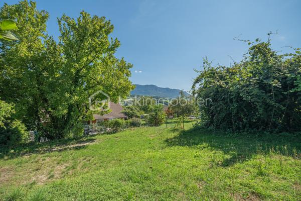Vous recherchez une maison de plain-pied avec 3 chambres, un grand extérieur et de belles possibilités pour l’avenir ?

Découvrez cette maison de plain-pied d’environ 75 m², implantée sur une généreuse parcelle d’environ 1 610 m² située en zone constructible.

Fonctionnelle et agréable à vivre, elle se compose d’une entrée desservant trois chambres, une salle d’eau et un WC indépendant.
Côté jour, vous profiterez d’une cuisine indépendante ainsi que d’un séjour / salle à manger lumineux. La cuisine offre un accès direct à la terrasse et au jardin clos exposés Ouest, idéal pour profiter des beaux jours et des fins de journée en extérieur.

La maison offre également la possibilité d’être personnalisée selon vos envies. La salle d’eau est à rénover et quelques petites finitions sont à prévoir, permettant aux futurs propriétaires d’apporter progressivement leur touche personnelle.

À l’extérieur, la parcelle d’environ 1 610 m² constitue un véritable atout. Située en zone constructible, elle offre un beau potentiel pour envisager différents projets et faire évoluer le bien dans le temps, sous réserve des règles d’urbanisme et autorisations applicables.

Un garage privatif complète l’ensemble.

Vous apprécierez également la vue dégagée ainsi que la proximité des écoles, commerces, pharmacie et autres commodités du quotidien.
Une maison de plain-pied fonctionnelle, avec 3 chambres, un grand jardin et un beau potentiel, idéale pour profiter d’un cadre de vie agréable tout en restant proche des commodités.

À découvrir !