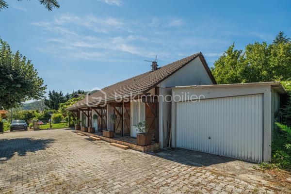 Vous recherchez une maison de plain-pied avec 3 chambres, un grand extérieur et de belles possibilités pour l’avenir ?

Découvrez cette maison de plain-pied d’environ 75 m², implantée sur une généreuse parcelle d’environ 1 610 m² située en zone constructible.

Fonctionnelle et agréable à vivre, elle se compose d’une entrée desservant trois chambres, une salle d’eau et un WC indépendant.
Côté jour, vous profiterez d’une cuisine indépendante ainsi que d’un séjour / salle à manger lumineux. La cuisine offre un accès direct à la terrasse et au jardin clos exposés Ouest, idéal pour profiter des beaux jours et des fins de journée en extérieur.

La maison offre également la possibilité d’être personnalisée selon vos envies. La salle d’eau est à rénover et quelques petites finitions sont à prévoir, permettant aux futurs propriétaires d’apporter progressivement leur touche personnelle.

À l’extérieur, la parcelle d’environ 1 610 m² constitue un véritable atout. Située en zone constructible, elle offre un beau potentiel pour envisager différents projets et faire évoluer le bien dans le temps, sous réserve des règles d’urbanisme et autorisations applicables.

Un garage privatif complète l’ensemble.

Vous apprécierez également la vue dégagée ainsi que la proximité des écoles, commerces, pharmacie et autres commodités du quotidien.
Une maison de plain-pied fonctionnelle, avec 3 chambres, un grand jardin et un beau potentiel, idéale pour profiter d’un cadre de vie agréable tout en restant proche des commodités.

À découvrir !