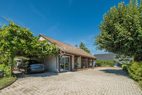 Vous recherchez une maison de plain-pied avec 3 chambres, un grand extérieur et de belles possibilités pour l’avenir ?

Découvrez cette maison de plain-pied d’environ 75 m², implantée sur une généreuse parcelle d’environ 1 610 m² située en zone constructible.

Fonctionnelle et agréable à vivre, elle se compose d’une entrée desservant trois chambres, une salle d’eau et un WC indépendant.
Côté jour, vous profiterez d’une cuisine indépendante ainsi que d’un séjour / salle à manger lumineux. La cuisine offre un accès direct à la terrasse et au jardin clos exposés Ouest, idéal pour profiter des beaux jours et des fins de journée en extérieur.

La maison offre également la possibilité d’être personnalisée selon vos envies. La salle d’eau est à rénover et quelques petites finitions sont à prévoir, permettant aux futurs propriétaires d’apporter progressivement leur touche personnelle.

À l’extérieur, la parcelle d’environ 1 610 m² constitue un véritable atout. Située en zone constructible, elle offre un beau potentiel pour envisager différents projets et faire évoluer le bien dans le temps, sous réserve des règles d’urbanisme et autorisations applicables.

Un garage privatif complète l’ensemble.

Vous apprécierez également la vue dégagée ainsi que la proximité des écoles, commerces, pharmacie et autres commodités du quotidien.
Une maison de plain-pied fonctionnelle, avec 3 chambres, un grand jardin et un beau potentiel, idéale pour profiter d’un cadre de vie agréable tout en restant proche des commodités.

À découvrir !