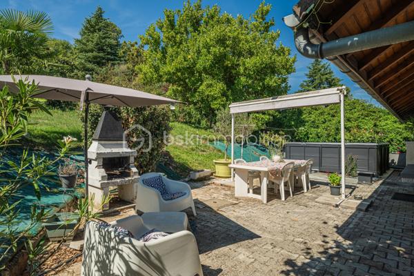 Vous recherchez une maison de plain-pied avec 3 chambres, un grand extérieur et de belles possibilités pour l’avenir ?

Découvrez cette maison de plain-pied d’environ 75 m², implantée sur une généreuse parcelle d’environ 1 610 m² située en zone constructible.

Fonctionnelle et agréable à vivre, elle se compose d’une entrée desservant trois chambres, une salle d’eau et un WC indépendant.
Côté jour, vous profiterez d’une cuisine indépendante ainsi que d’un séjour / salle à manger lumineux. La cuisine offre un accès direct à la terrasse et au jardin clos exposés Ouest, idéal pour profiter des beaux jours et des fins de journée en extérieur.

La maison offre également la possibilité d’être personnalisée selon vos envies. La salle d’eau est à rénover et quelques petites finitions sont à prévoir, permettant aux futurs propriétaires d’apporter progressivement leur touche personnelle.

À l’extérieur, la parcelle d’environ 1 610 m² constitue un véritable atout. Située en zone constructible, elle offre un beau potentiel pour envisager différents projets et faire évoluer le bien dans le temps, sous réserve des règles d’urbanisme et autorisations applicables.

Un garage privatif complète l’ensemble.

Vous apprécierez également la vue dégagée ainsi que la proximité des écoles, commerces, pharmacie et autres commodités du quotidien.
Une maison de plain-pied fonctionnelle, avec 3 chambres, un grand jardin et un beau potentiel, idéale pour profiter d’un cadre de vie agréable tout en restant proche des commodités.

À découvrir !