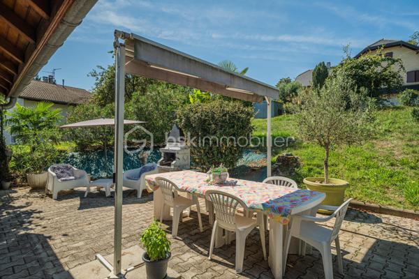 Vous recherchez une maison de plain-pied avec 3 chambres, un grand extérieur et de belles possibilités pour l’avenir ?

Découvrez cette maison de plain-pied d’environ 75 m², implantée sur une généreuse parcelle d’environ 1 610 m² située en zone constructible.

Fonctionnelle et agréable à vivre, elle se compose d’une entrée desservant trois chambres, une salle d’eau et un WC indépendant.
Côté jour, vous profiterez d’une cuisine indépendante ainsi que d’un séjour / salle à manger lumineux. La cuisine offre un accès direct à la terrasse et au jardin clos exposés Ouest, idéal pour profiter des beaux jours et des fins de journée en extérieur.

La maison offre également la possibilité d’être personnalisée selon vos envies. La salle d’eau est à rénover et quelques petites finitions sont à prévoir, permettant aux futurs propriétaires d’apporter progressivement leur touche personnelle.

À l’extérieur, la parcelle d’environ 1 610 m² constitue un véritable atout. Située en zone constructible, elle offre un beau potentiel pour envisager différents projets et faire évoluer le bien dans le temps, sous réserve des règles d’urbanisme et autorisations applicables.

Un garage privatif complète l’ensemble.

Vous apprécierez également la vue dégagée ainsi que la proximité des écoles, commerces, pharmacie et autres commodités du quotidien.
Une maison de plain-pied fonctionnelle, avec 3 chambres, un grand jardin et un beau potentiel, idéale pour profiter d’un cadre de vie agréable tout en restant proche des commodités.

À découvrir !