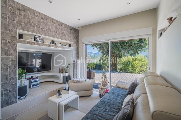Vous recherchez une maison de plain-pied avec 3 chambres, un grand extérieur et de belles possibilités pour l’avenir ?

Découvrez cette maison de plain-pied d’environ 75 m², implantée sur une généreuse parcelle d’environ 1 610 m² située en zone constructible.

Fonctionnelle et agréable à vivre, elle se compose d’une entrée desservant trois chambres, une salle d’eau et un WC indépendant.
Côté jour, vous profiterez d’une cuisine indépendante ainsi que d’un séjour / salle à manger lumineux. La cuisine offre un accès direct à la terrasse et au jardin clos exposés Ouest, idéal pour profiter des beaux jours et des fins de journée en extérieur.

La maison offre également la possibilité d’être personnalisée selon vos envies. La salle d’eau est à rénover et quelques petites finitions sont à prévoir, permettant aux futurs propriétaires d’apporter progressivement leur touche personnelle.

À l’extérieur, la parcelle d’environ 1 610 m² constitue un véritable atout. Située en zone constructible, elle offre un beau potentiel pour envisager différents projets et faire évoluer le bien dans le temps, sous réserve des règles d’urbanisme et autorisations applicables.

Un garage privatif complète l’ensemble.

Vous apprécierez également la vue dégagée ainsi que la proximité des écoles, commerces, pharmacie et autres commodités du quotidien.
Une maison de plain-pied fonctionnelle, avec 3 chambres, un grand jardin et un beau potentiel, idéale pour profiter d’un cadre de vie agréable tout en restant proche des commodités.

À découvrir !
