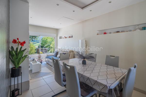 Vous recherchez une maison de plain-pied avec 3 chambres, un grand extérieur et de belles possibilités pour l’avenir ?

Découvrez cette maison de plain-pied d’environ 75 m², implantée sur une généreuse parcelle d’environ 1 610 m² située en zone constructible.

Fonctionnelle et agréable à vivre, elle se compose d’une entrée desservant trois chambres, une salle d’eau et un WC indépendant.
Côté jour, vous profiterez d’une cuisine indépendante ainsi que d’un séjour / salle à manger lumineux. La cuisine offre un accès direct à la terrasse et au jardin clos exposés Ouest, idéal pour profiter des beaux jours et des fins de journée en extérieur.

La maison offre également la possibilité d’être personnalisée selon vos envies. La salle d’eau est à rénover et quelques petites finitions sont à prévoir, permettant aux futurs propriétaires d’apporter progressivement leur touche personnelle.

À l’extérieur, la parcelle d’environ 1 610 m² constitue un véritable atout. Située en zone constructible, elle offre un beau potentiel pour envisager différents projets et faire évoluer le bien dans le temps, sous réserve des règles d’urbanisme et autorisations applicables.

Un garage privatif complète l’ensemble.

Vous apprécierez également la vue dégagée ainsi que la proximité des écoles, commerces, pharmacie et autres commodités du quotidien.
Une maison de plain-pied fonctionnelle, avec 3 chambres, un grand jardin et un beau potentiel, idéale pour profiter d’un cadre de vie agréable tout en restant proche des commodités.

À découvrir !