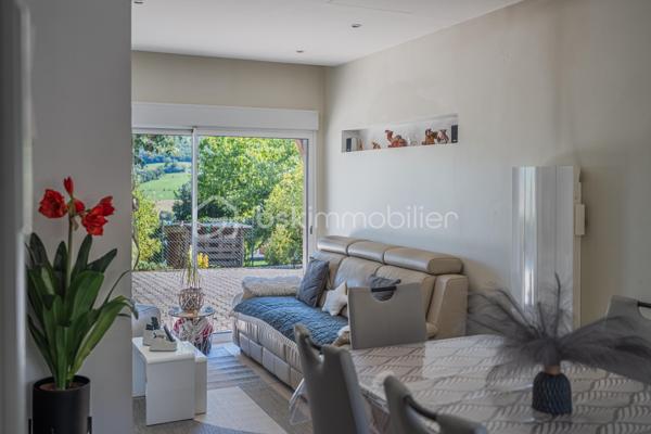 Vous recherchez une maison de plain-pied avec 3 chambres, un grand extérieur et de belles possibilités pour l’avenir ?

Découvrez cette maison de plain-pied d’environ 75 m², implantée sur une généreuse parcelle d’environ 1 610 m² située en zone constructible.

Fonctionnelle et agréable à vivre, elle se compose d’une entrée desservant trois chambres, une salle d’eau et un WC indépendant.
Côté jour, vous profiterez d’une cuisine indépendante ainsi que d’un séjour / salle à manger lumineux. La cuisine offre un accès direct à la terrasse et au jardin clos exposés Ouest, idéal pour profiter des beaux jours et des fins de journée en extérieur.

La maison offre également la possibilité d’être personnalisée selon vos envies. La salle d’eau est à rénover et quelques petites finitions sont à prévoir, permettant aux futurs propriétaires d’apporter progressivement leur touche personnelle.

À l’extérieur, la parcelle d’environ 1 610 m² constitue un véritable atout. Située en zone constructible, elle offre un beau potentiel pour envisager différents projets et faire évoluer le bien dans le temps, sous réserve des règles d’urbanisme et autorisations applicables.

Un garage privatif complète l’ensemble.

Vous apprécierez également la vue dégagée ainsi que la proximité des écoles, commerces, pharmacie et autres commodités du quotidien.
Une maison de plain-pied fonctionnelle, avec 3 chambres, un grand jardin et un beau potentiel, idéale pour profiter d’un cadre de vie agréable tout en restant proche des commodités.

À découvrir !