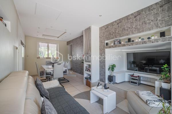 Vous recherchez une maison de plain-pied avec 3 chambres, un grand extérieur et de belles possibilités pour l’avenir ?

Découvrez cette maison de plain-pied d’environ 75 m², implantée sur une généreuse parcelle d’environ 1 610 m² située en zone constructible.

Fonctionnelle et agréable à vivre, elle se compose d’une entrée desservant trois chambres, une salle d’eau et un WC indépendant.
Côté jour, vous profiterez d’une cuisine indépendante ainsi que d’un séjour / salle à manger lumineux. La cuisine offre un accès direct à la terrasse et au jardin clos exposés Ouest, idéal pour profiter des beaux jours et des fins de journée en extérieur.

La maison offre également la possibilité d’être personnalisée selon vos envies. La salle d’eau est à rénover et quelques petites finitions sont à prévoir, permettant aux futurs propriétaires d’apporter progressivement leur touche personnelle.

À l’extérieur, la parcelle d’environ 1 610 m² constitue un véritable atout. Située en zone constructible, elle offre un beau potentiel pour envisager différents projets et faire évoluer le bien dans le temps, sous réserve des règles d’urbanisme et autorisations applicables.

Un garage privatif complète l’ensemble.

Vous apprécierez également la vue dégagée ainsi que la proximité des écoles, commerces, pharmacie et autres commodités du quotidien.
Une maison de plain-pied fonctionnelle, avec 3 chambres, un grand jardin et un beau potentiel, idéale pour profiter d’un cadre de vie agréable tout en restant proche des commodités.

À découvrir !