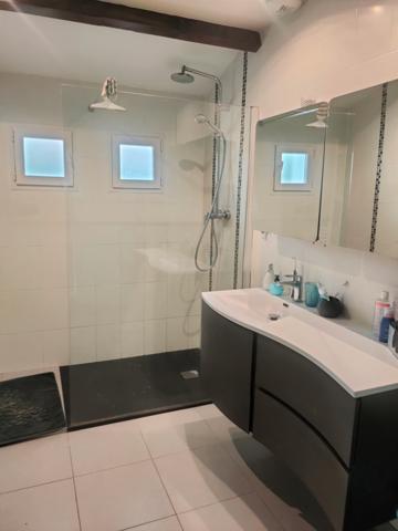 Maison 3 chambres, studio, hangar et grange