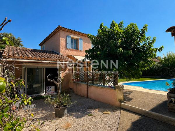 Maison de 197 m2 environ avec studio, piscine et stationnement  sur un terrain de  600 m2