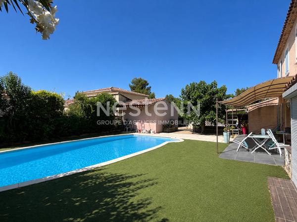 Maison de 197 m2 environ avec studio, piscine et stationnement  sur un terrain de  600 m2