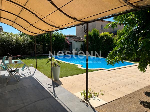 Maison de 197 m2 environ avec studio, piscine et stationnement  sur un terrain de  600 m2
