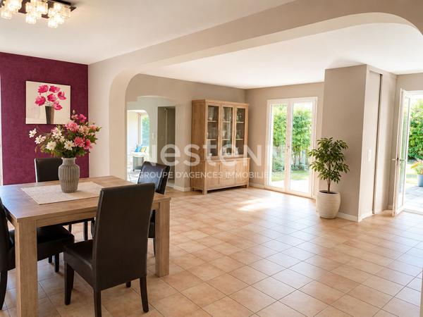 Maison de 197 m2 environ avec studio, piscine et stationnement  sur un terrain de  600 m2