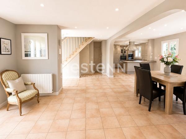 Maison de 197 m2 environ avec studio, piscine et stationnement  sur un terrain de  600 m2