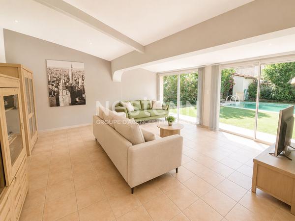 Maison de 197 m2 environ avec studio, piscine et stationnement  sur un terrain de  600 m2