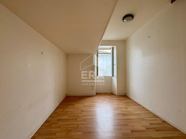 OPPORTUNITÉ RARE - ENSEMBLE IMMOBILIER AU CEUR DU GUA