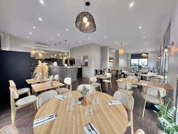 NIMES - RESTAURANT DU MIDI - TERRASSE - PARKING -