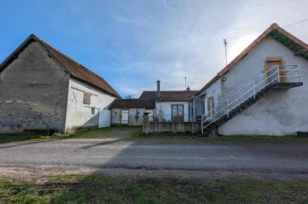 À vendre porche de Digoin, maison à rénover avec dépendances / terrain 965m²