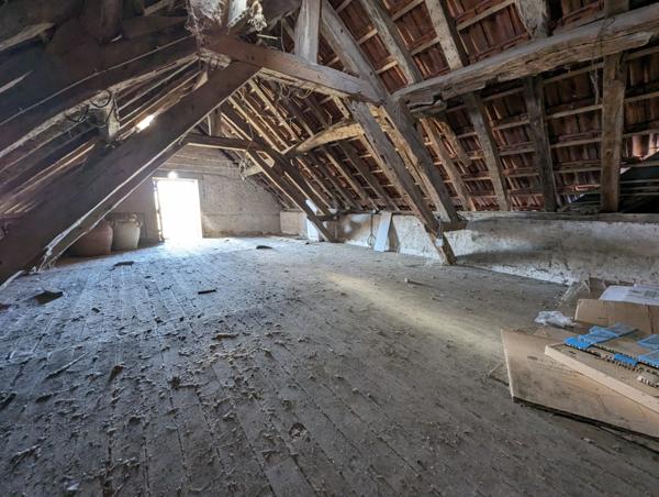 À vendre porche de Digoin, maison à rénover avec dépendances / terrain 965m²