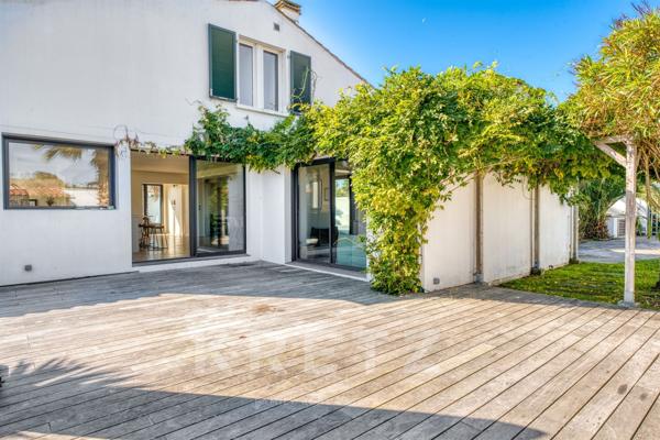 Villa familiale de 215m² avec piscine – Île de Ré, cœur de village, plages à pied