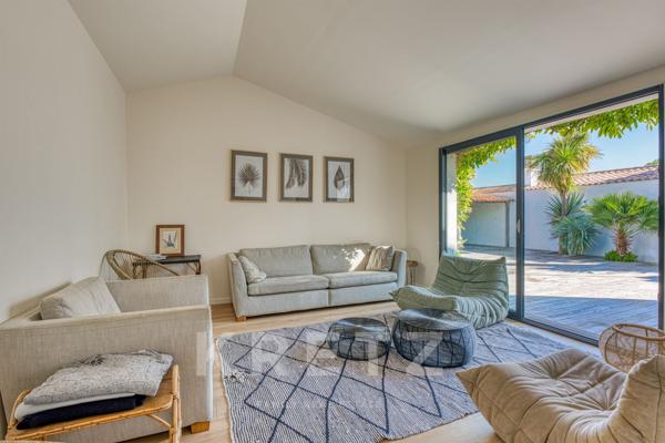 Villa familiale de 215m² avec piscine – Île de Ré, cœur de village, plages à pied