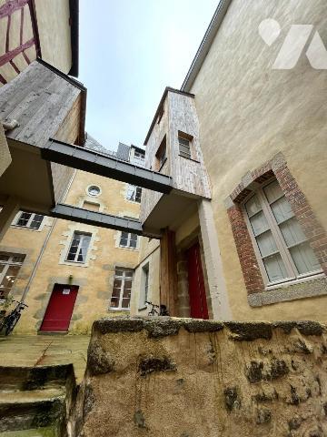 A VENDRE 56 VANNES Intra muros idéal investisseur : local commercial, garage et 3 appartements loués