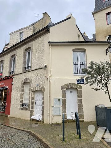 A VENDRE 56 VANNES Intra muros idéal investisseur : local commercial, garage et 3 appartements loués