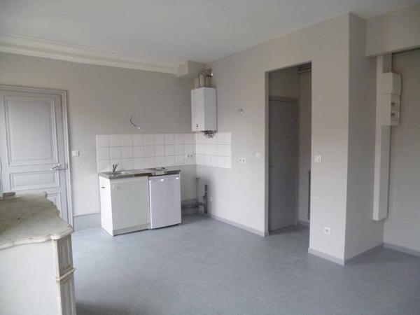 REF 12380- 7 RUE CROZATIER - F2 AU 3EME ETAGE