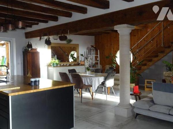 Au calme et à 2 pas des commerces et services, Belle grange rénovée très lumineuse d'env. 210 m...