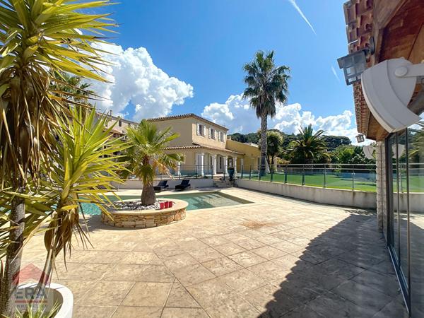 A louer Villa type 8 Marseille 13013 St Mitre Chateau Gombert  6 chambres piscine terrain