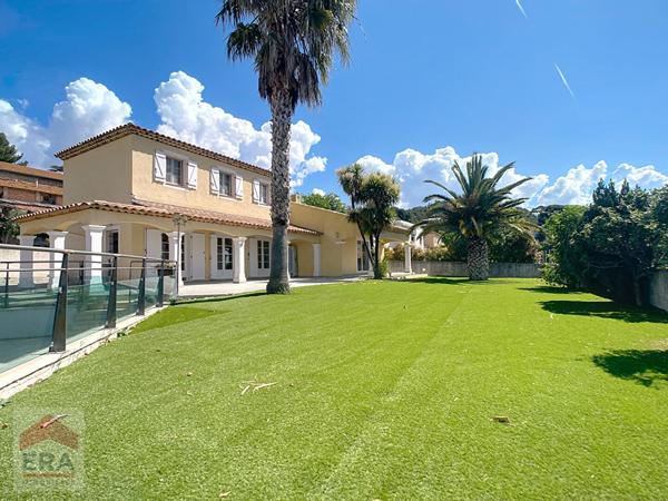 A louer Villa type 8 Marseille 13013 St Mitre Chateau Gombert  6 chambres piscine terrain