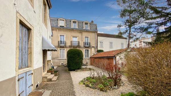 APPARTEMENT complètement rénové vendu meublé