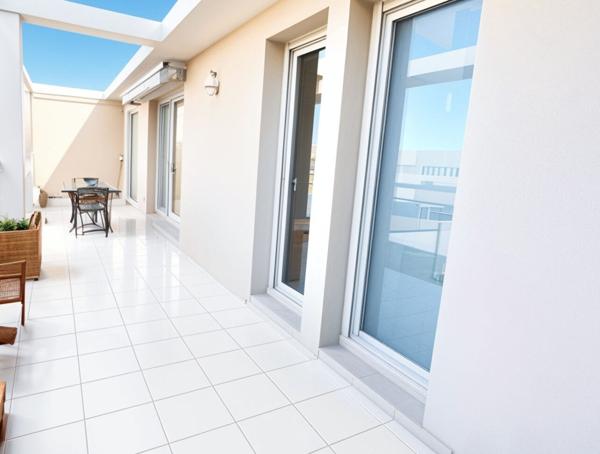 Appartement T3 dernier étage - terrasse 25 m2 - ascenseur - marseille 13012 La Fourragère