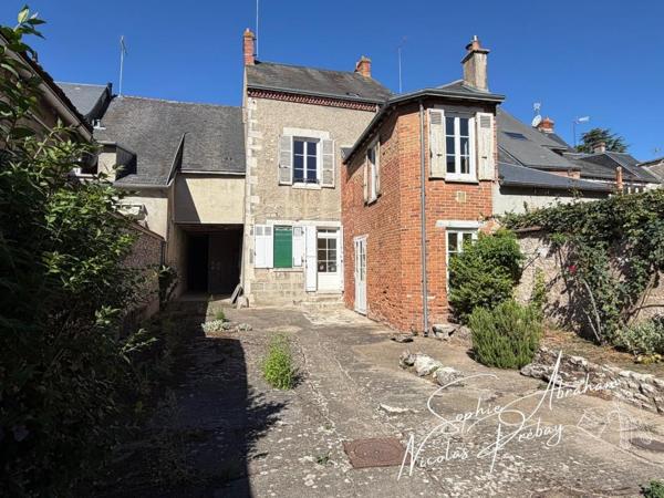 Maison de ville avec dépendances et fort potentiel en centre-ville de Toury