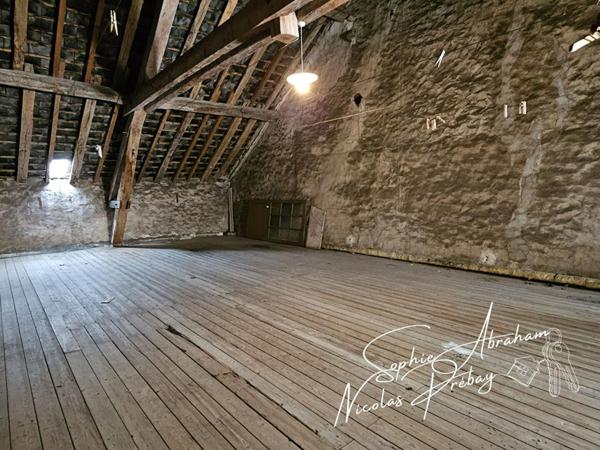 Maison de ville avec dépendances et fort potentiel en centre-ville de Toury