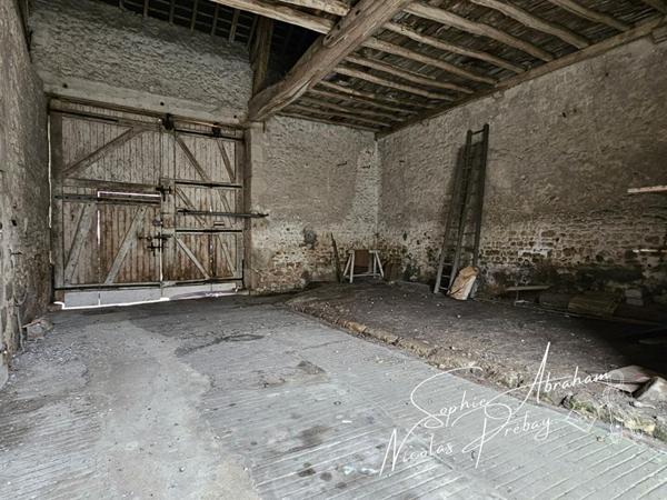 Maison de ville avec dépendances et fort potentiel en centre-ville de Toury