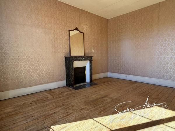 Maison de ville avec dépendances et fort potentiel en centre-ville de Toury