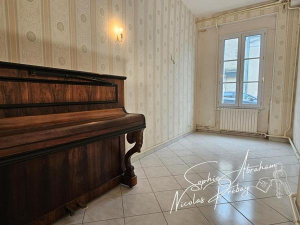 Maison de ville avec dépendances et fort potentiel en centre-ville de Toury