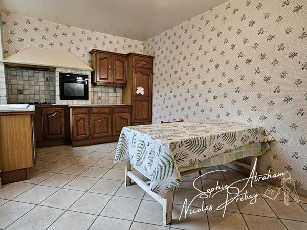 Maison de ville avec dépendances et fort potentiel en centre-ville de Toury