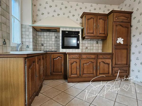Maison de ville avec dépendances et fort potentiel en centre-ville de Toury