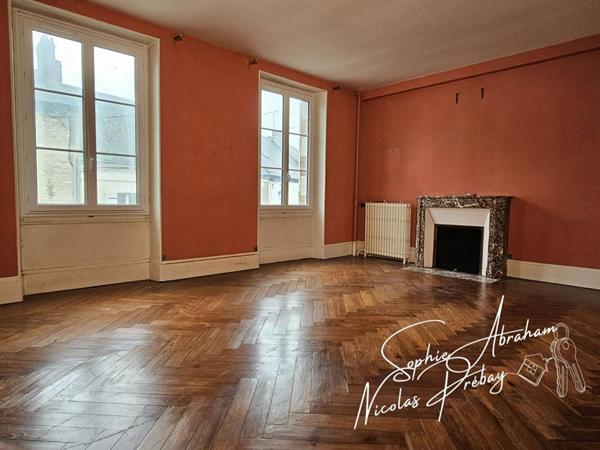 Maison de ville avec dépendances et fort potentiel en centre-ville de Toury