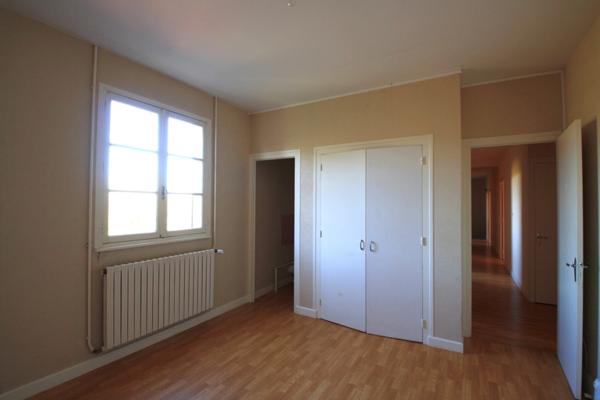 Maison 241 m² 6 chambres, à proximité directe des commodités.