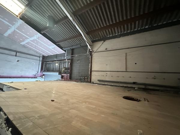 La Seyne-sur-Mer (83500) Local commercial avec grand parking situation premier ordre